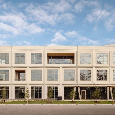 Prefab Commerciële de het Bureaubouw van de Staalstructuur Wind Brede Spanwijdte ISO9001