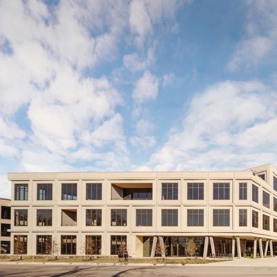 Prefab Commerciële de het Bureaubouw van de Staalstructuur Wind Brede Spanwijdte ISO9001
