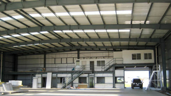 Van het de Garagepakhuis van de staalstructuur van de de Vliegtuigenhangaar Kleine Lichte het Staalstructuur