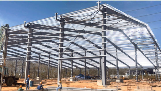 Prefabstaalstructuur die Fab bouwen. Garage voor 1000sqm-Vrachtwagenpark in Kenia