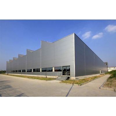 Loodsmagazijn in staalconstructie met rolluik/draai-/schuifdeuren en helling/plat dak