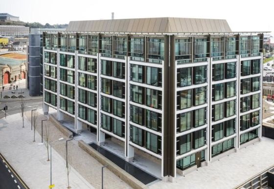 Gebouw van gegalvaniseerd voorgefabriceerd staal met geschuind dak en betonnen fundering