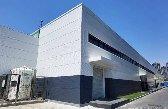 Gebouw van gegalvaniseerd voorgefabriceerd staal met geschuind dak en betonnen fundering