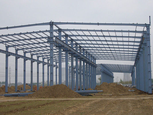 Werkplaats voor geprefabriceerde metalen gebouwen en staalconstructies met portaleconstructie en isolatie