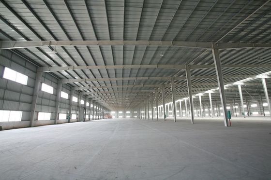 Werkplaats voor geprefabriceerde metalen gebouwen en staalconstructies met portaleconstructie en isolatie