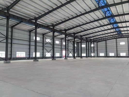 Werkplaats voor geprefabriceerde metalen gebouwen en staalconstructies met portaleconstructie en isolatie