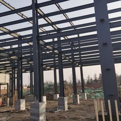 Werkplaats voor het bouwen van lichtstaalconstructies met grote lengte met kraanbalk
