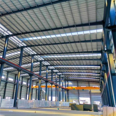 Werkplaats voor het vervaardigen van dak- en muurconstructies van kleurstaalplaten met Z-afdelingspurlin