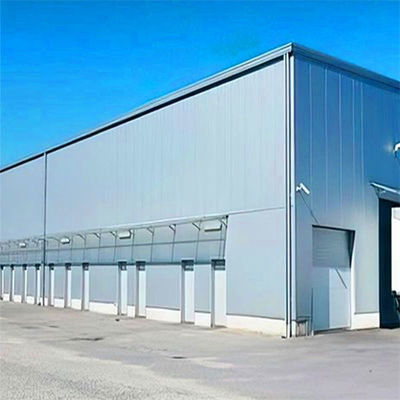 Werkplaats voor gegalvaniseerde staalconstructies met Z-sectiepurlin en UPVC-downpipe