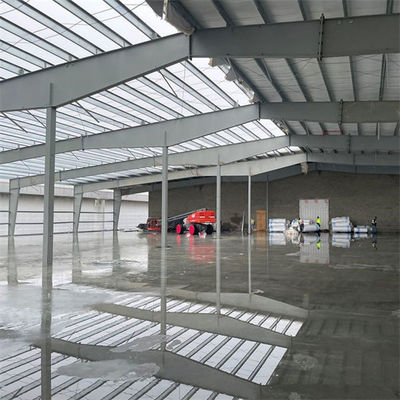 Werkplaats voor gegalvaniseerde staalconstructies met Z-sectiepurlin en UPVC-downpipe