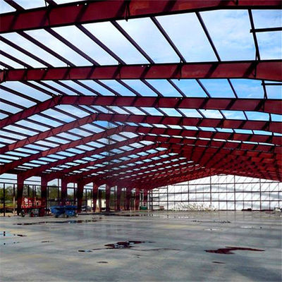 Werkplaats voor gegalvaniseerde staalconstructies met Z-sectiepurlin en UPVC-downpipe