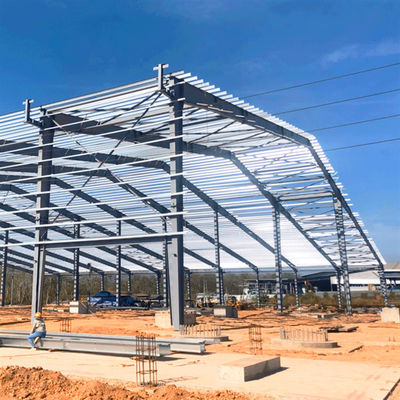 Werkplaats voor gegalvaniseerde staalconstructies met Z-sectiepurlin en UPVC-downpipe