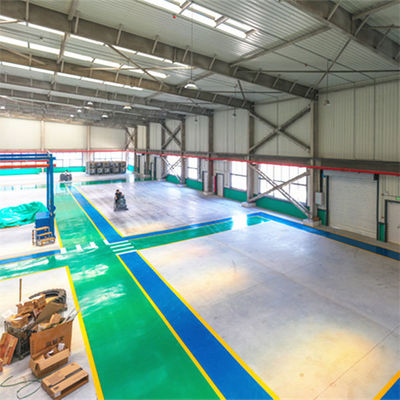 Werkplaats voor staalconstructies met opgerolde deur
