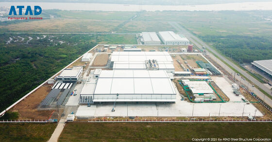 Een grote lichtstalen constructie verwerkingswerkplaats met kraanbalken