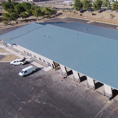 Productie- en verwerkingswerkplaats van staalconstructies met schuin dak