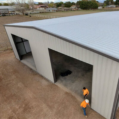 Productie- en verwerkingswerkplaats van staalconstructies met schuin dak