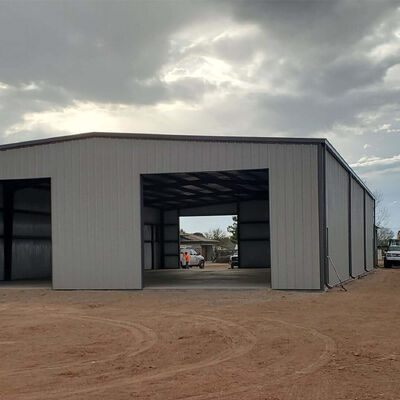 Productie- en verwerkingswerkplaats van staalconstructies met schuin dak