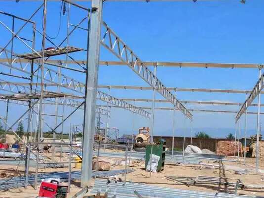 Doorlopende PE-foliekas, gebruikt om de rijping van groenten te bevorderen en te versnellen